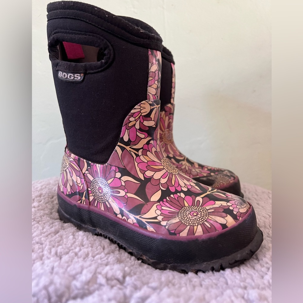 Kids BOGS boots size 8.